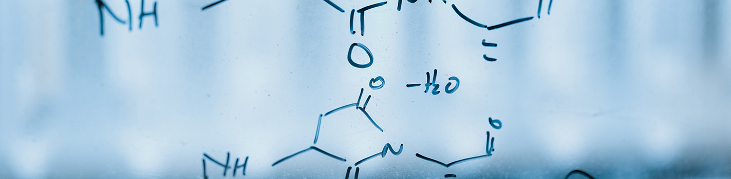 molécules inscrites sur un tableau en verre